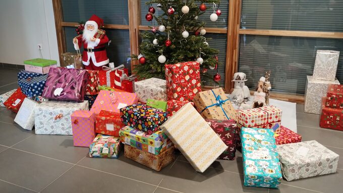 Les paquets au pied du sapin dans le hall d'entrée 
